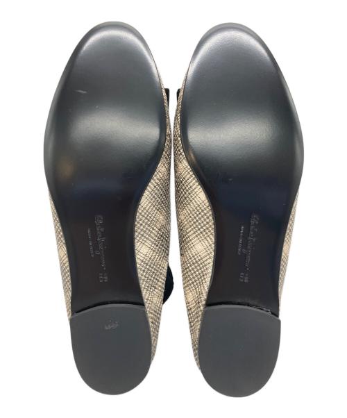 Salvatore Ferragamo（サルヴァトーレ フェラガモ）Salvatore Ferragamo (サルヴァトーレ フェラガモ) ヴァラリボン スリングバックサンダル ブラック×ベージュ サイズ:5 1/2の古着・服飾アイテム