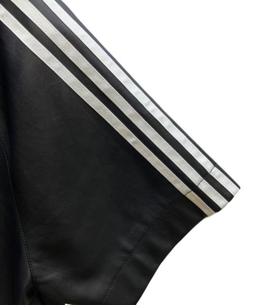 adidas（アディダス）adidas (アディダス) フェイクレザーアディカラースリーストライプスベースボールシャツ ブラック サイズ:Lの古着・服飾アイテム