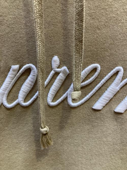SUPREME（シュプリーム）SUPREME (シュプリーム) Embroidered Script Hooded Sweatshirt ベージュ サイズ:Mの古着・服飾アイテム