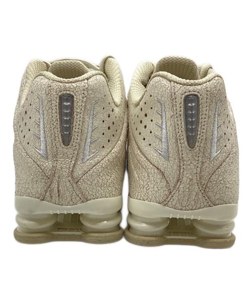 NIKE（ナイキ）NIKE (ナイキ) SHOX R4 QS NATURAL/NET-METALLIC SILVER ベージュ サイズ:27cm 未使用品の古着・服飾アイテム