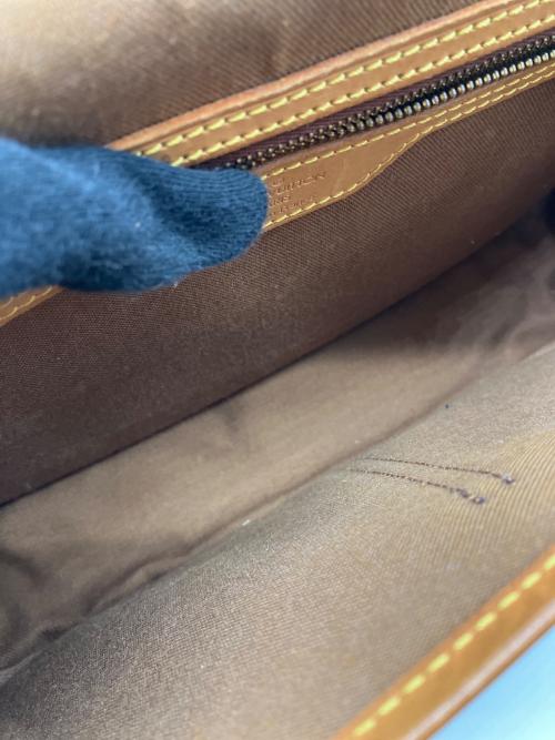 LOUIS VUITTON（ルイ ヴィトン）LOUIS VUITTON (ルイ ヴィトン) ショルダーバッグ ブラウンの古着・服飾アイテム