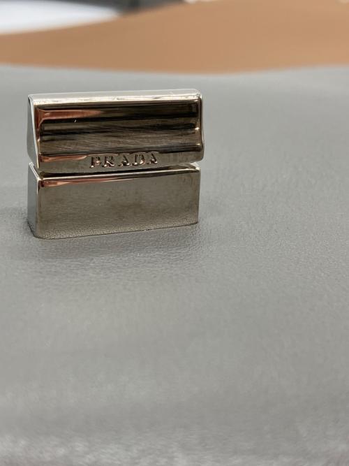 PRADA（プラダ）PRADA (プラダ) チェーンショルダーバッグ グレーの古着・服飾アイテム