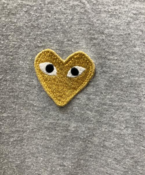 PLAY COMME des GARCONS（プレイコムデギャルソン）PLAY COMME des GARCONS (プレイコムデギャルソン) ゴールド・ハートワッペン・Tシャツ グレー サイズ:Lの古着・服飾アイテム