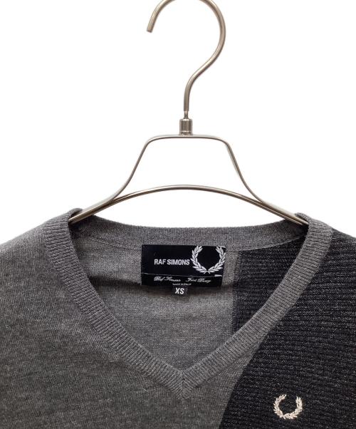 FRED PERRY（フレッドペリー）FRED PERRY (フレッドペリー) RAF SIMONS (ラフシモンズ) 薄手ニット ブラック×グレー サイズ:XSの古着・服飾アイテム