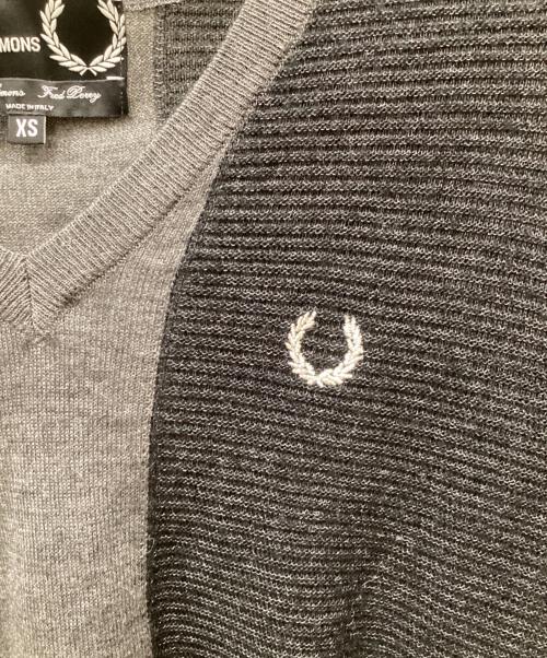 FRED PERRY（フレッドペリー）FRED PERRY (フレッドペリー) RAF SIMONS (ラフシモンズ) 薄手ニット ブラック×グレー サイズ:XSの古着・服飾アイテム