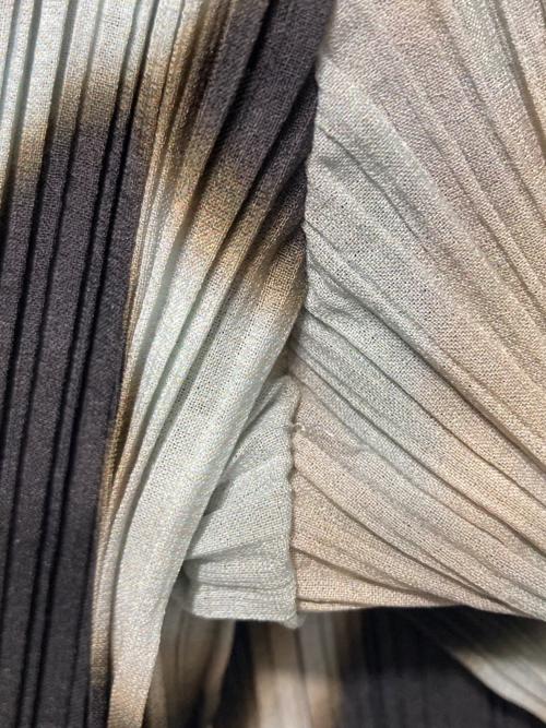 ISSEY MIYAKE FETE（イッセイミヤケフェット）ISSEY MIYAKE FETE (イッセイミヤケフェット) 総柄プリーツジャケット グレー サイズ:2の古着・服飾アイテム