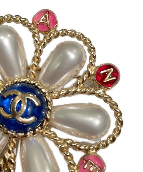 CHANEL（シャネル）CHANEL (シャネル) カラーストーンパールフラワーブローチ トリコロールカラーの古着・服飾アイテム