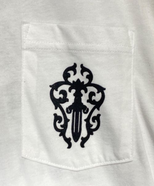CHROME HEARTS（クロムハーツ）CHROME HEARTS (クロムハーツ) Back Dagger Print Pocket Tee ホワイト サイズ:L 未使用品の古着・服飾アイテム