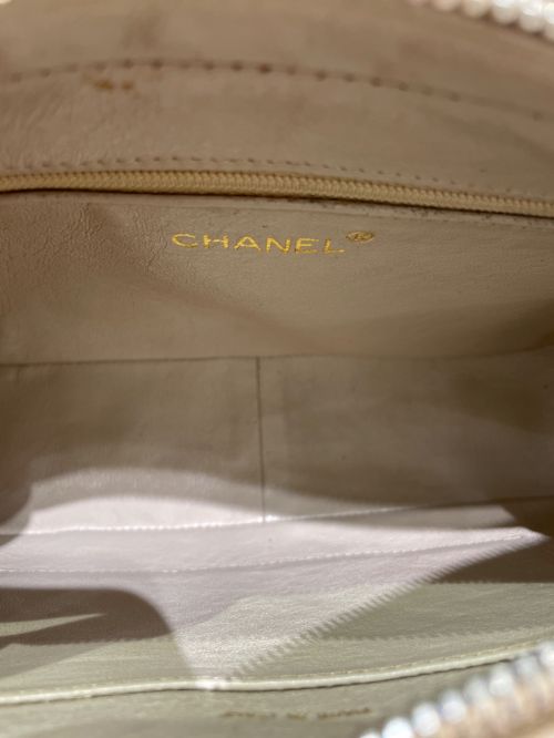 CHANEL（シャネル）CHANEL (シャネル) チェーンショルダーバッグ ベージュの古着・服飾アイテム