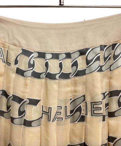 CHANEL（シャネル）CHANEL (シャネル) logo chain pleated skirt（ロゴチェーンプリーツスカート） ベージュ サイズ:40の古着・服飾アイテム