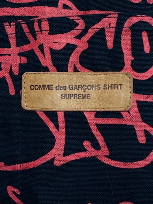 SUPREME（シュプリーム）SUPREME (シュプリーム) COMME des GARCONS SHIRT (コムデギャルソンシャツ) Printed Canvas Chore Coat ブラック×レッド サイズ:L 未使用品の古着・服飾アイテム