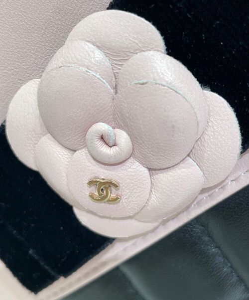 CHANEL（シャネル）CHANEL (シャネル) マトラッセカメリアクラッチバッグ ブラック×ピンクの古着・服飾アイテム