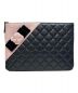 CHANEL（シャネル）の古着「マトラッセカメリアクラッチバッグ」｜ブラック×ピンク