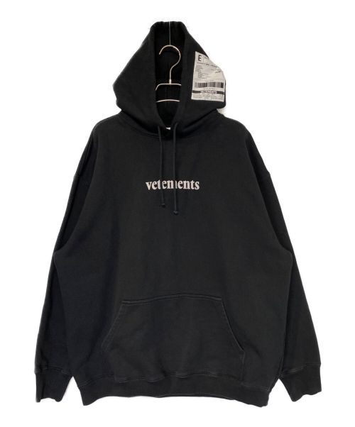 VETEMENTS（ヴェトモン）VETEMENTS (ヴェトモン) OVER LOGO HOODIE ブラック×ホワイト サイズ:Sの古着・服飾アイテム