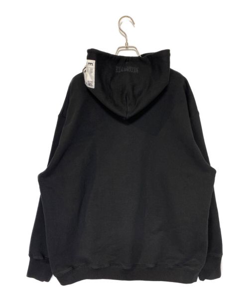 VETEMENTS（ヴェトモン）VETEMENTS (ヴェトモン) OVER LOGO HOODIE ブラック×ホワイト サイズ:Sの古着・服飾アイテム