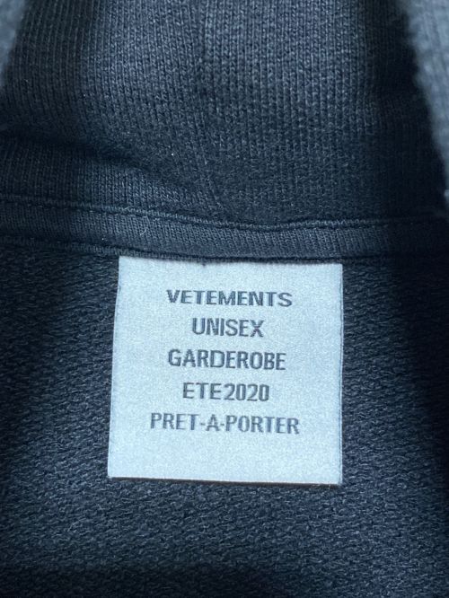 VETEMENTS（ヴェトモン）VETEMENTS (ヴェトモン) OVER LOGO HOODIE ブラック×ホワイト サイズ:Sの古着・服飾アイテム