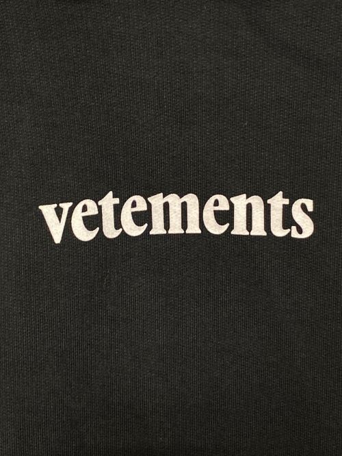 VETEMENTS（ヴェトモン）VETEMENTS (ヴェトモン) OVER LOGO HOODIE ブラック×ホワイト サイズ:Sの古着・服飾アイテム