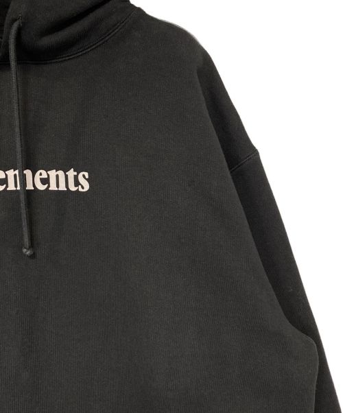 VETEMENTS（ヴェトモン）VETEMENTS (ヴェトモン) OVER LOGO HOODIE ブラック×ホワイト サイズ:Sの古着・服飾アイテム