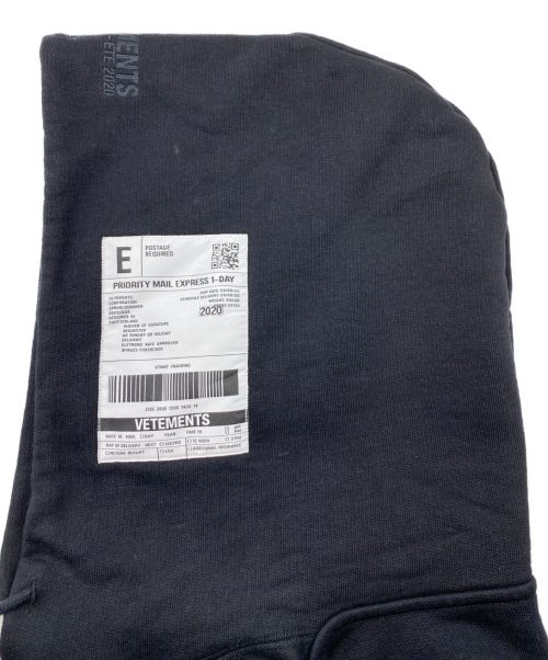 VETEMENTS（ヴェトモン）VETEMENTS (ヴェトモン) OVER LOGO HOODIE ブラック×ホワイト サイズ:Sの古着・服飾アイテム