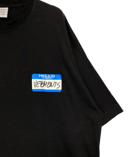 VETEMENTS（ヴェトモン）VETEMENTS (ヴェトモン) HELLO MY NAME IS TEE ブラック サイズ:Sの古着・服飾アイテム
