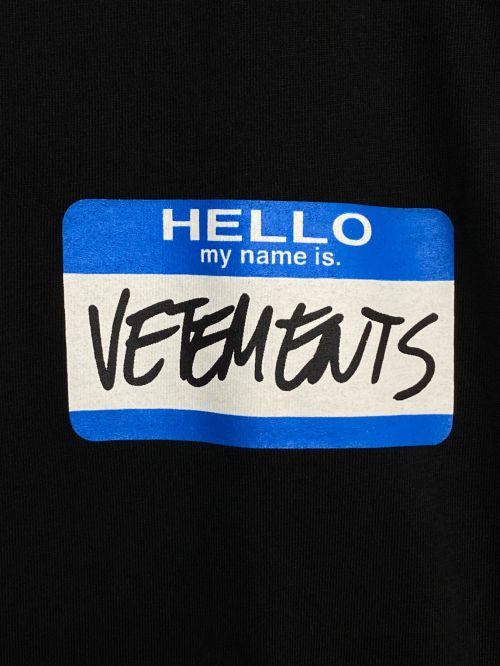 VETEMENTS（ヴェトモン）VETEMENTS (ヴェトモン) HELLO MY NAME IS TEE ブラック サイズ:Sの古着・服飾アイテム