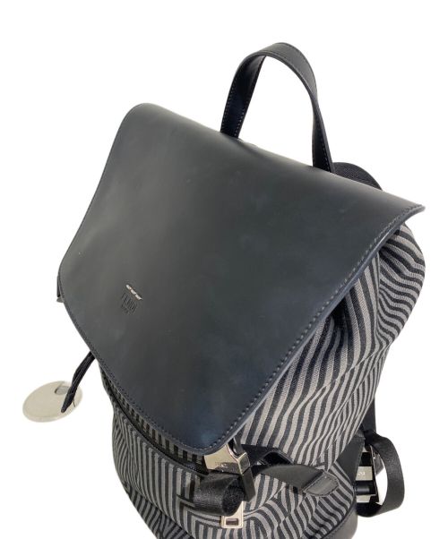 FENDI（フェンディ）FENDI (フェンディ) Logo Design Backpack (ロゴデザインバックパック) グレー×ブラック サイズ:-の古着・服飾アイテム