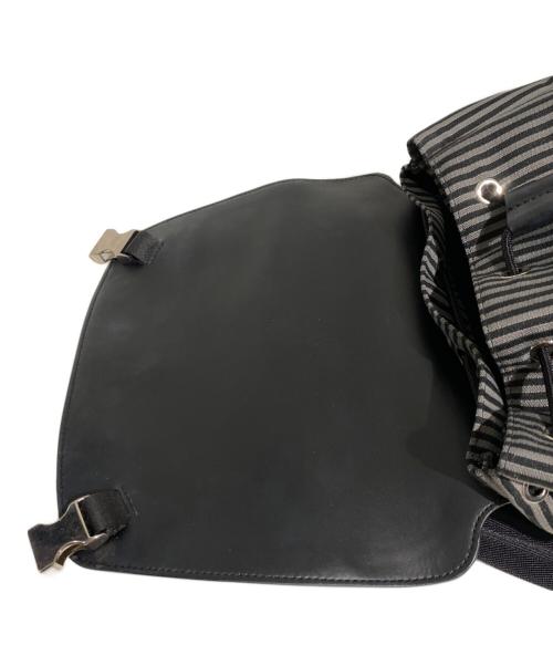 FENDI（フェンディ）FENDI (フェンディ) Logo Design Backpack (ロゴデザインバックパック) グレー×ブラック サイズ:-の古着・服飾アイテム
