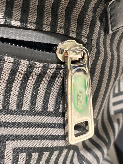 FENDI（フェンディ）FENDI (フェンディ) Logo Design Backpack (ロゴデザインバックパック) グレー×ブラック サイズ:-の古着・服飾アイテム