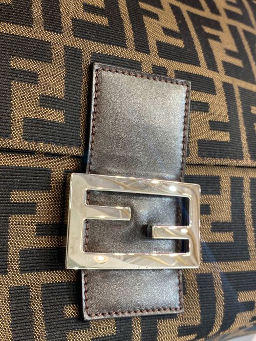 FENDI（フェンディ）FENDI (フェンディ) マンマバゲット ショルダーバッグ ブラウンの古着・服飾アイテム