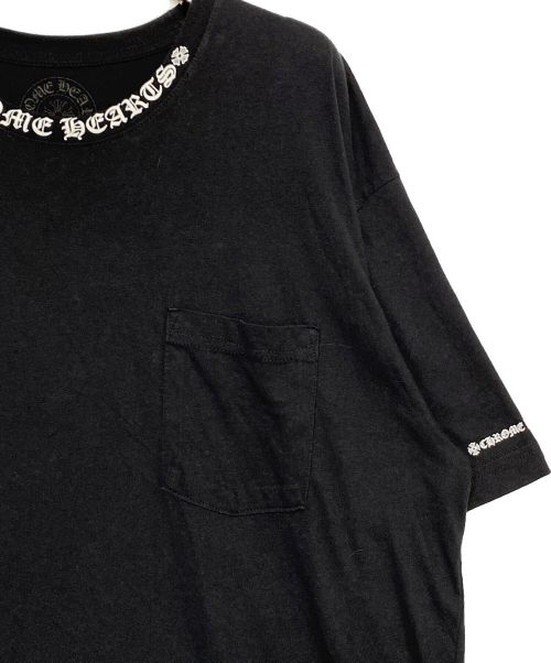 CHROME HEARTS（クロムハーツ）CHROME HEARTS (クロムハーツ) ネックロゴポケットTシャツ ブラック サイズ:XLの古着・服飾アイテム