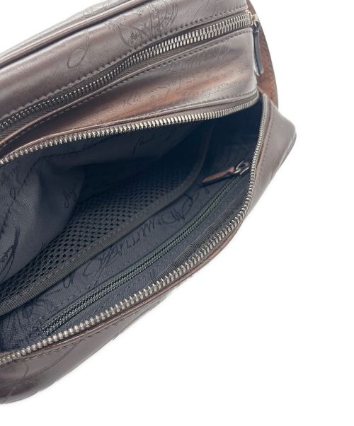Berluti（ベルルッティ）Berluti (ベルルッティ) フォーミュラ 1003 スクリットポーチ ブラウンの古着・服飾アイテム