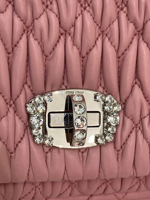 MIU MIU（ミュウミュウ）MIU MIU (ミュウミュウ) ナッパクリスタルチェーンバッグ ピンクの古着・服飾アイテム