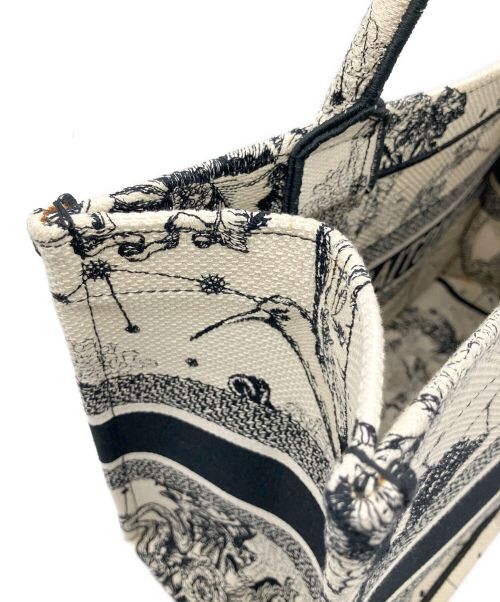 Christian Dior（クリスチャン ディオール）Christian Dior (クリスチャン ディオール) Dior Book Tote/ブックトート ミディアム ホワイト サイズ:ミディアム/Mの古着・服飾アイテム