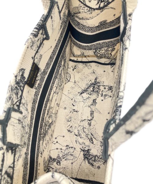 Christian Dior（クリスチャン ディオール）Christian Dior (クリスチャン ディオール) Dior Book Tote/ブックトート ミディアム ホワイト サイズ:ミディアム/Mの古着・服飾アイテム