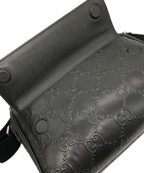 GUCCI（グッチ）GUCCI (グッチ) エンボスメッセンジャー ショルダーバッグ ブラックの古着・服飾アイテム