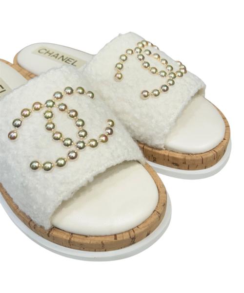 CHANEL（シャネル）CHANEL (シャネル) ファブリック フェイクパール フラットサンダル ホワイト サイズ:38 未使用品の古着・服飾アイテム