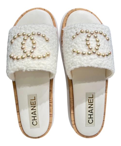 CHANEL（シャネル）CHANEL (シャネル) ファブリック フェイクパール フラットサンダル ホワイト サイズ:38 未使用品の古着・服飾アイテム