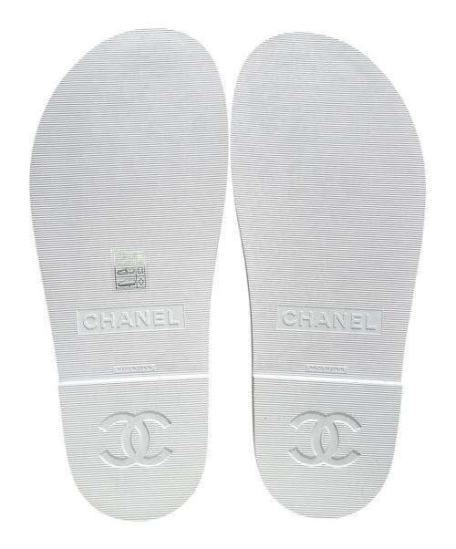 CHANEL（シャネル）CHANEL (シャネル) ファブリック フェイクパール フラットサンダル ホワイト サイズ:38 未使用品の古着・服飾アイテム