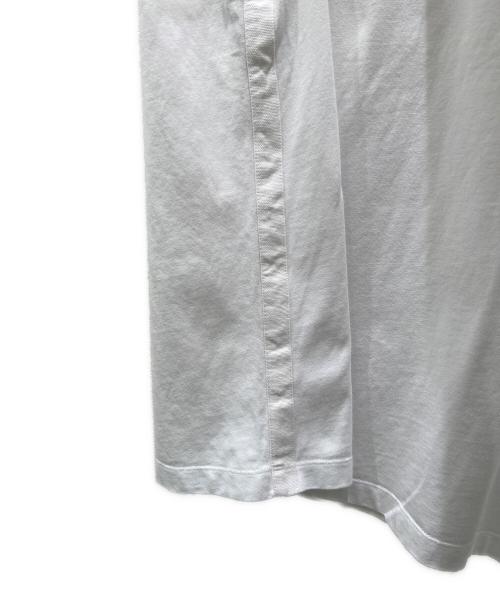 MONCLER（モンクレール）MONCLER (モンクレール) MAGLIA SCOLLO/テープロゴVネックTシャツ ホワイト サイズ:Lの古着・服飾アイテム