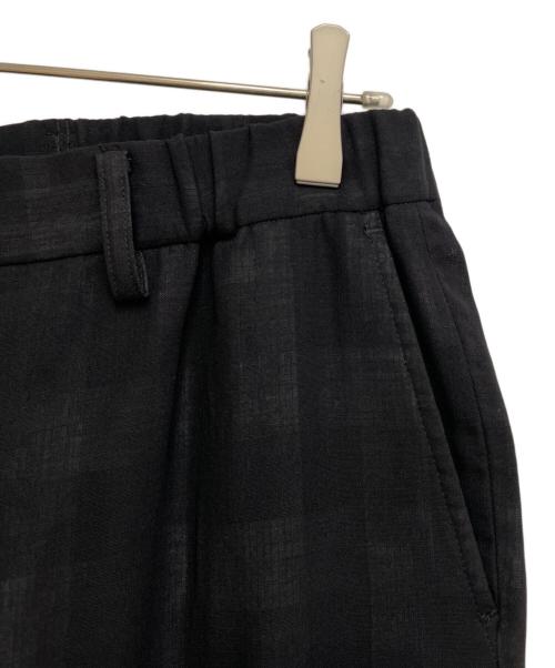 ISSEY MIYAKE MEN（イッセイミヤケメン）ISSEY MIYAKE MEN (イッセイミヤケメン) プリーツテーパードパンツ ブラック サイズ:2の古着・服飾アイテム