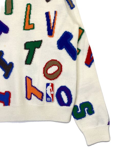 LOUIS VUITTON（ルイ ヴィトン）LOUIS VUITTON (ルイ ヴィトン) NBA (エヌビーエー) マルチ ロゴ クルーネック ニット ホワイト サイズ:Mの古着・服飾アイテム