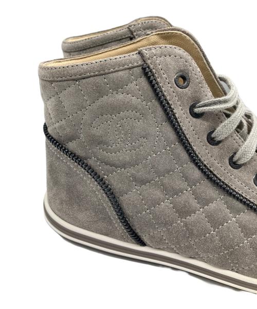 CHANEL（シャネル）CHANEL (シャネル) スエードココマークミドルカットスニーカー グレー サイズ:37の古着・服飾アイテム