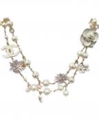 CHANELシャネル）の古着「カメリアパールモチーフネックレス」｜ホワイト