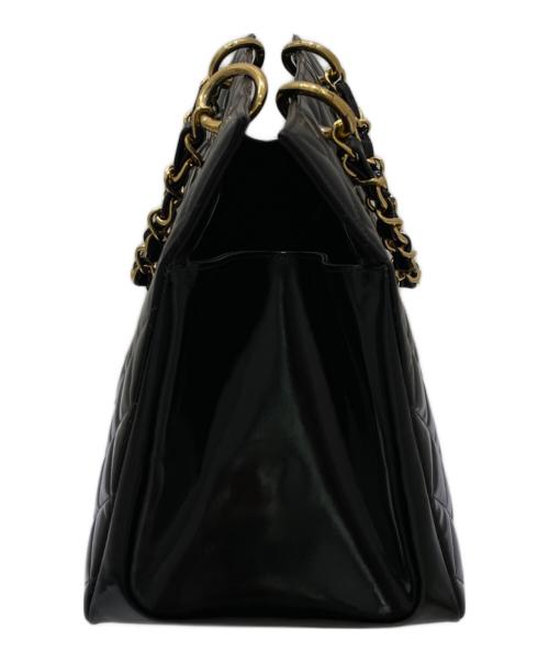 CHANEL（シャネル）CHANEL (シャネル) パテントチェーンショルダートートバッグ ブラック×ゴールドの古着・服飾アイテム