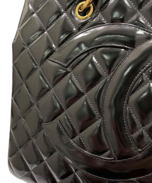 CHANEL（シャネル）CHANEL (シャネル) パテントチェーンショルダートートバッグ ブラック×ゴールドの古着・服飾アイテム