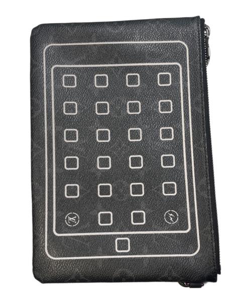 LOUIS VUITTON（ルイ ヴィトン）LOUIS VUITTON (ルイ ヴィトン) FRAGMENT DESIGN (フラグメントデザイン) フラグメント モノグラムエクリプス ipad ケース ブラックの古着・服飾アイテム