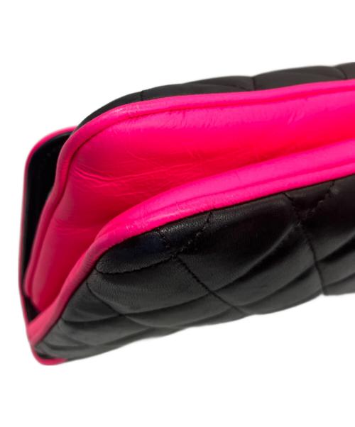 CHANEL（シャネル）CHANEL (シャネル) 2008クルーズクラシックフラップショルダーバッグ ブラック×ピンク サイズ:35の古着・服飾アイテム