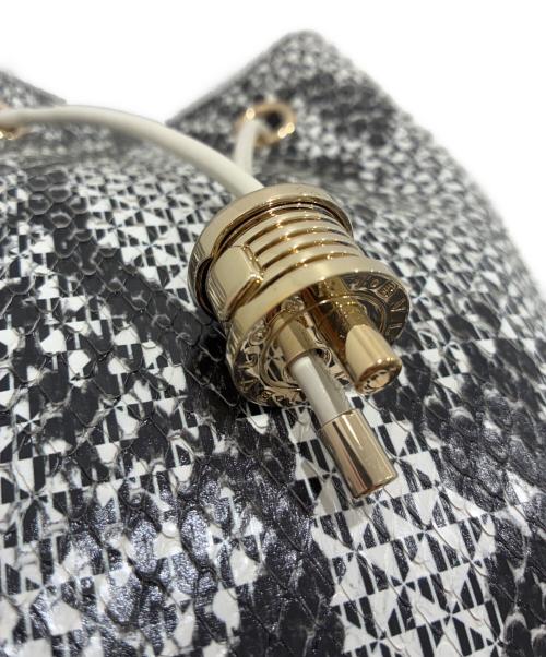 BVLGARI（ブルガリ）BVLGARI (ブルガリ) パイソンバケットショルダーバッグ ライトグレーの古着・服飾アイテム