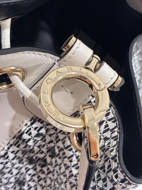 BVLGARI（ブルガリ）BVLGARI (ブルガリ) パイソンバケットショルダーバッグ ライトグレーの古着・服飾アイテム