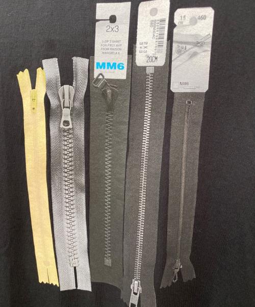 MM6 Maison Margiela（エムエムシックスメゾンマルジェラ）MM6 Maison Margiela (エムエムシックスメゾンマルジェラ) プリントTシャツ ブラック サイズ:XSの古着・服飾アイテム